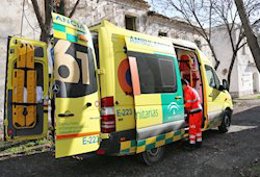 Imagen de una ambulancia y de un empleado del 061 de la Empresa Pública de Emergencias Sanitarias (EPES). 