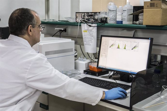 Investigador de la Universidad de Cádiz en un proyecto de test rápido para detectar el Covid-19.