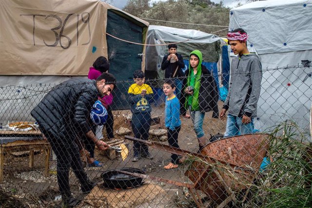 Un grupo de menores en el camopo de refugiados de Moria, en Lesbos. 