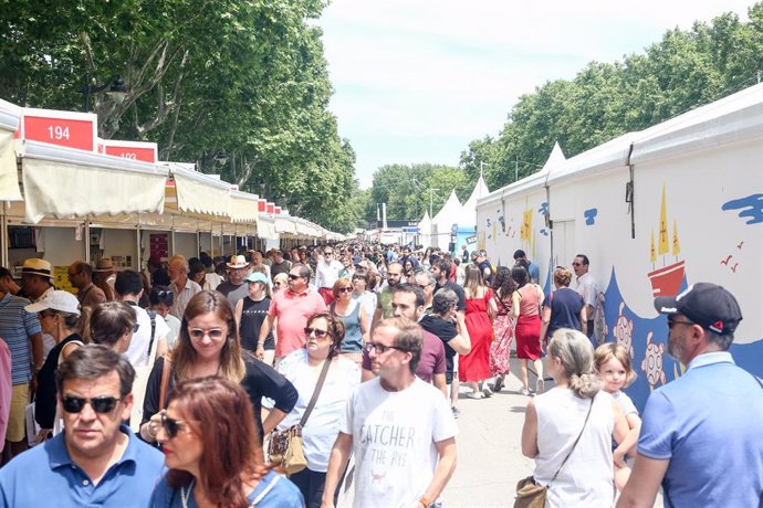Visitantes paseando por la Feria del Libro de Madrid de 2019