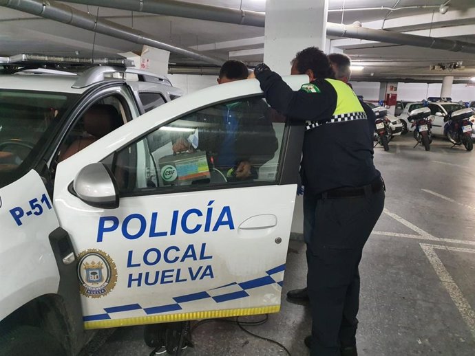 Desinfección con cañones de ozono de uno de los coches patrulla de la Policía Local de Huelva