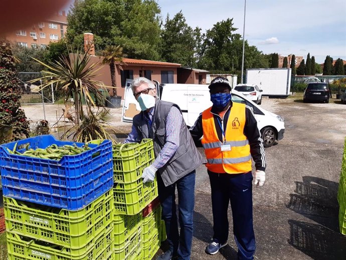 Repacto de alimentos a familias vulnerables de Fuenlabrada.