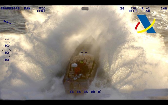 Imagen de una narcolancha con 16 fardos de hachís