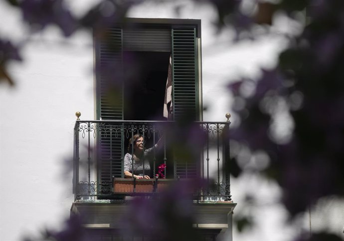 Una dona en la seva balconada durant el dia 39 en l'estat d'alarma al país per la crisi del coronavirus. A Sevilla (Andalusia, Espanya), a 22 d'abril de 2020.