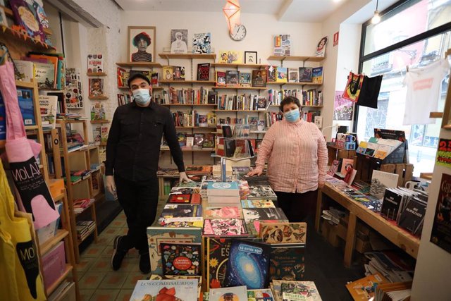 Esther Gaitero y el periodista Antonio Diniz Almeida, posan en la tienda en la que trabajan, Molar Discos & Libros, en la que se están preparando para el Día del Libro 2020 durante la crisis del coronavirus. 