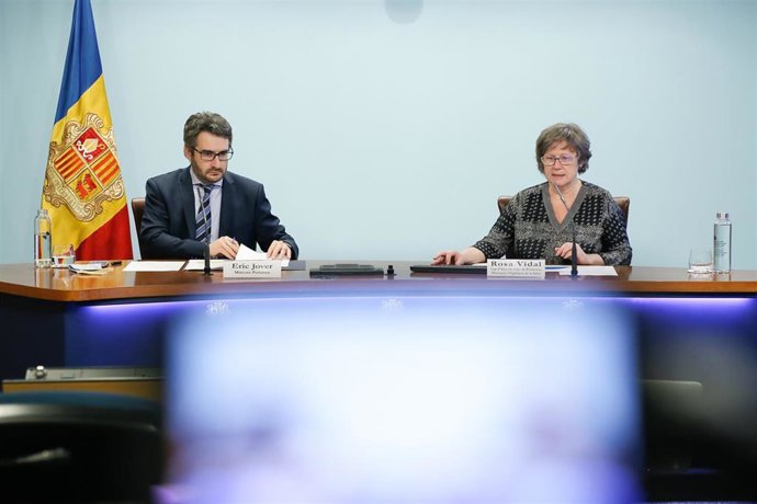 El ministro Portavoz, Eric Jover, y la jefe de Área del departamento de Promoción, Prevención y Vigilancia de la Salud, Rosa Vidal.