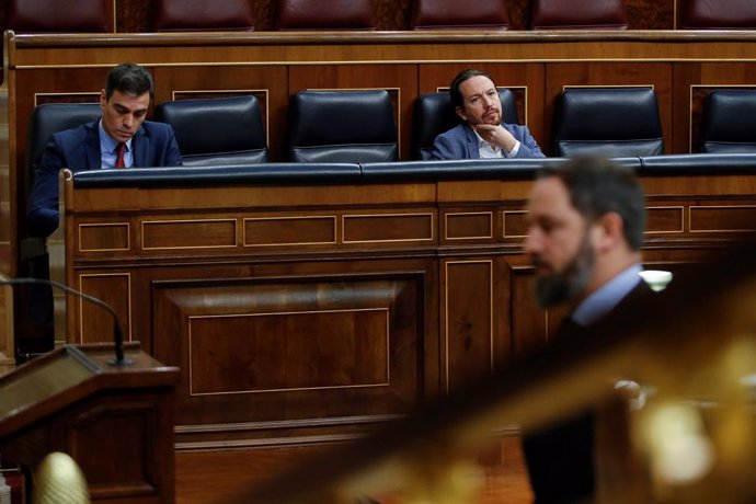El presidente del Gobierno, Pedro Sánchez y el vicepresidente segundo, Pablo Iglesias, tras el líder de Vox, Santiago Abascal, en el Congreso