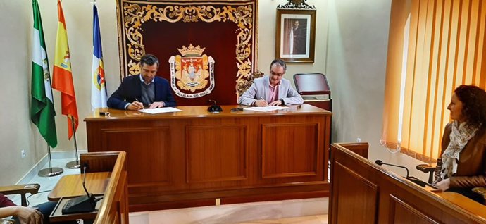 El hermano mayor de la Soledad, Luis Carlos Velázquez, y el Alcalde de Alcalá del Río, Antonio Campos, firman un convenio en el Ayuntamiento