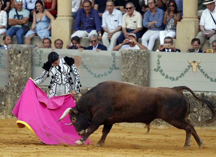 63 Tradicional Corrida Goyesca en la Plaza de Toros de la Real Maestranza de Caballería de Ronda. Feria de Pedro Romero. Toros de la ganadería Juan Pedro Domecq . Verónica del diestro Pablo Aguado. Ronda.