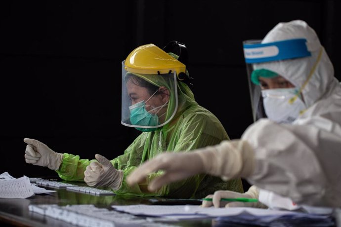 Un trabajador sanitario con un test de coronavirus.