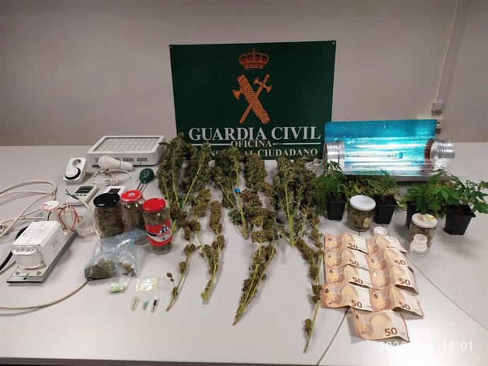 Droga y material incautados.