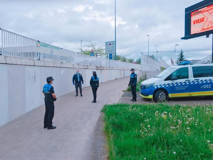 Imagen de las agentes preguntando a un ciudadano.