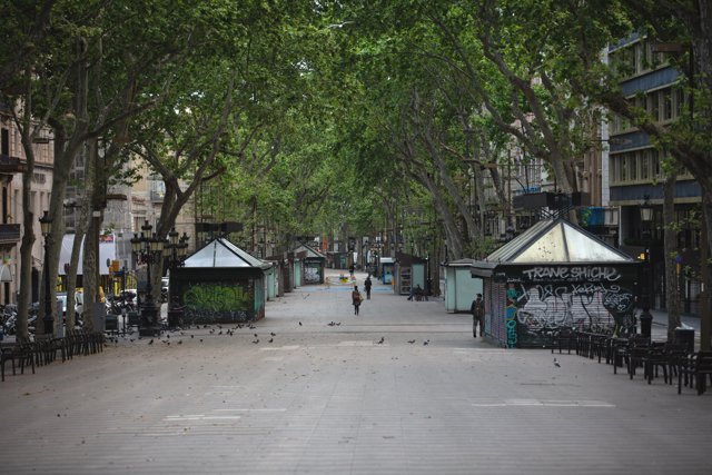 La Rambla de Barcelona amanece vacía un día marcado por la festividad de Sant Jordi. En Barcelona, Cataluña, (España), a 23 de abril de 2020.