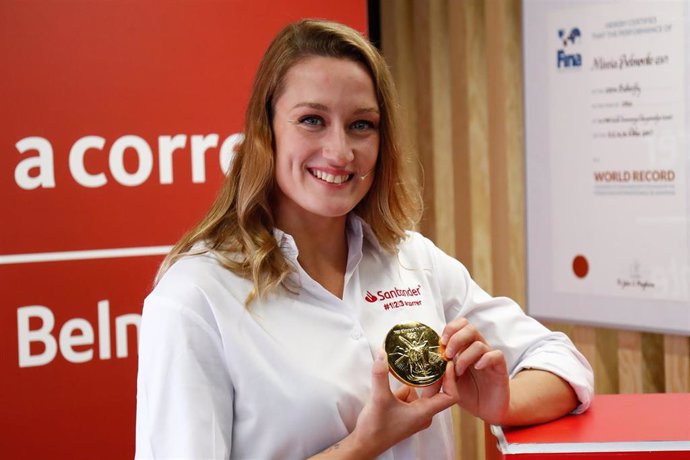 Mireia Belmonte muestra una de sus medallas olímpicas durante la apertura de su museo en el  Santander Work Café Recoletos de Madrid