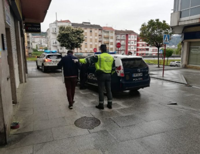 Interceptado un ciudadano brasileño con orden de expulsión cuando incumplía el confinamiento en Ourense.