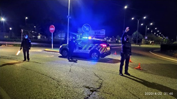 Agentes de la Policía Local de Alcalá del Río durante un control nocturno
