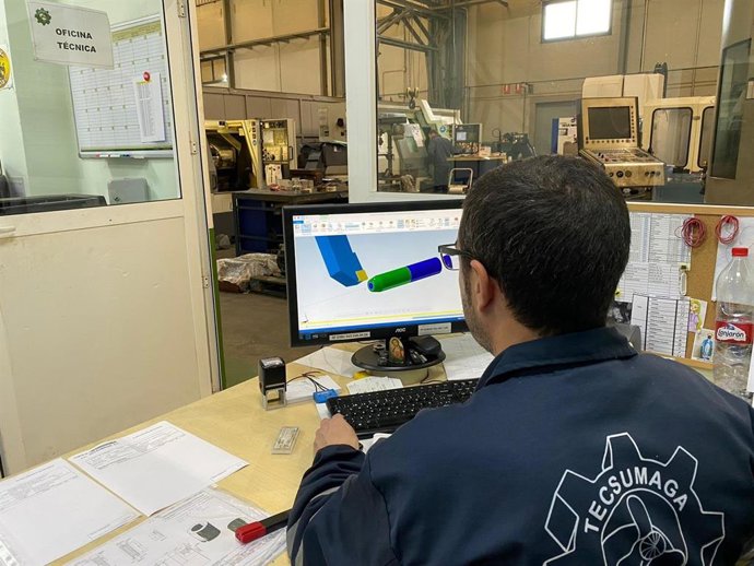 Imagen de un técnico de TECSUMAGA trabajando en el diseño