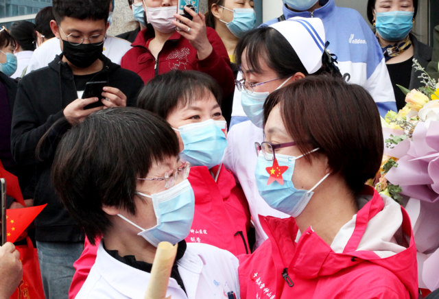 15 April 2020, China, Zhangjiakou: People receive five members of a medical team operating at the hospital of Hebei North University. Photo: Chenxxiandong/SIPA Asia via ZUMA Wire/dpa