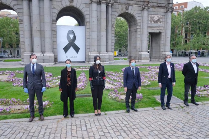 Minuto de silencio de la Corporación de Madrid por las víctimas del coronavirus.