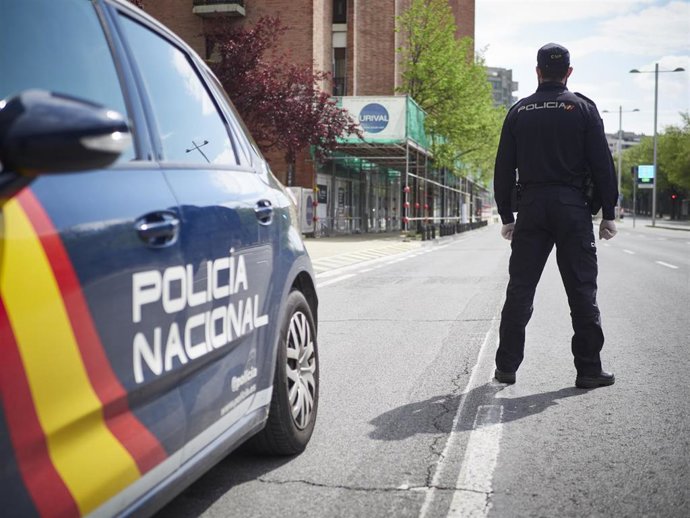 Un agente de la Policía Nacional