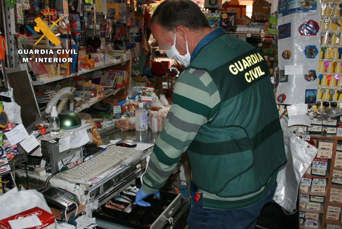 Agente de la Guardia Civil que ha llevado a cabo la operación.