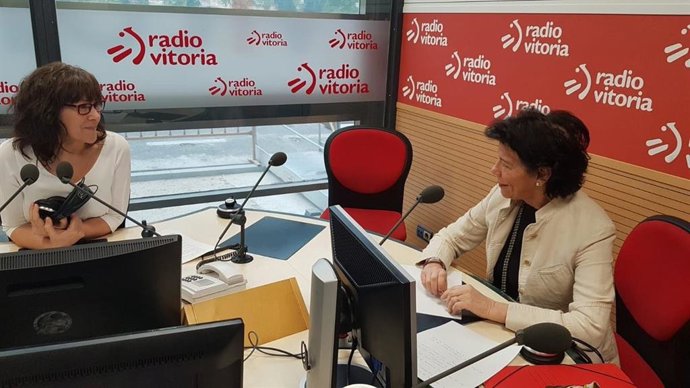 Celaá lamenta la respuesta "feroz y negativa" de la oposición a la "mando tendida" del Gobierno.