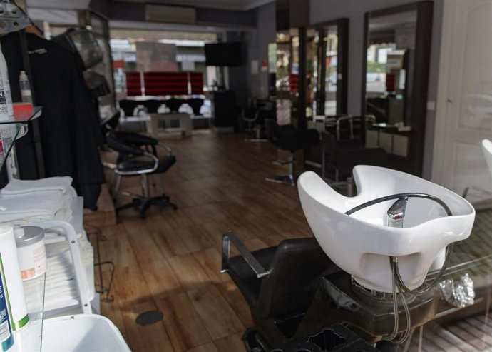 Una peluquería vacía después de que el Gobierno decretase su cierre durante el primer día laborable desde que se decretó el estado de alarma en todo el territorio nacional a consecuencia del coronavirus