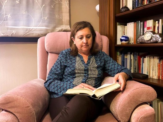 La consejera de Educación, Cultura y Deportes, Rosa Ana Rodríguez, leyendo.