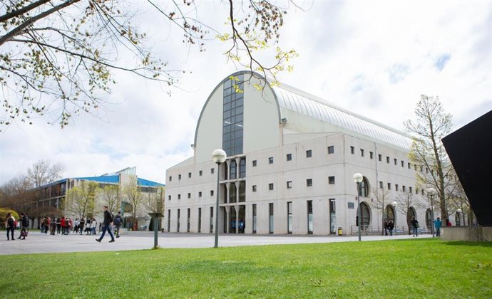 Exterior de la biblioteca de la UPNA en el campus de Pamplona