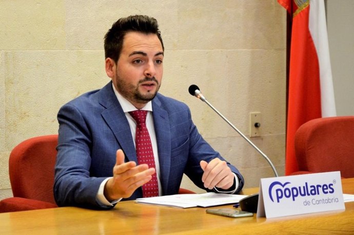 El diputado del PP en el Parlamento de Cantabria Álvaro Aguirre