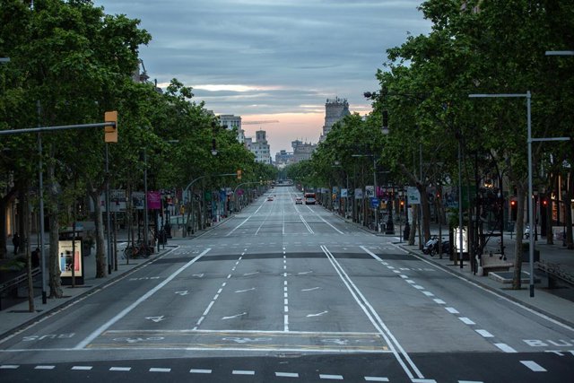 El Passeig de Gràcia de Barcelona clareja buit un dia marcat per la festivitat de Sant Jordi, que a diferència d'altres anys, aquest no es pot celebrar amb normalitat a causa de la crisi del Covid-19 i al confinament al que es veuen sotmesos els espanyols