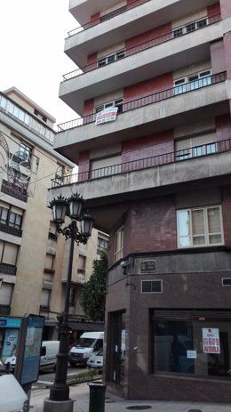 Edificio de viviendas con un cartel de "se alquila" en Oviedo.