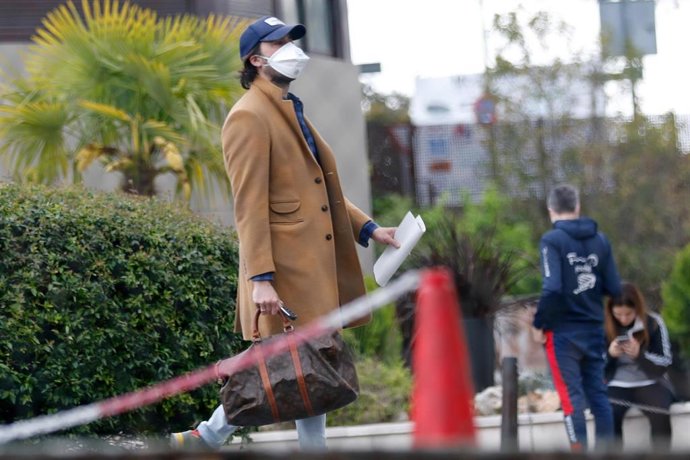 Javier Ungría sale del hospital donde ha nacido su primera hija, Camila