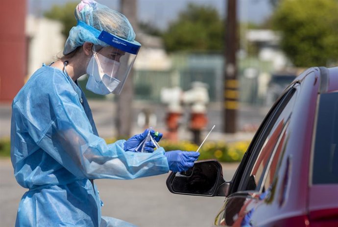 21 April 2020, US, Santa Ana: A medic at AltaMed Health Services prepares to test a drive-through patient for Coronavirus (Covid-19) at her Bristol Street clinic in Santa Ana. Photo: Leonard Ortiz/Orange County Register via ZUMA/dpa