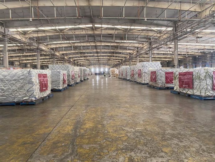 Paquetes en un carguero preparados para ser enviados y en los que se incluyen  las 300.000 mascarillas donadas por Inditex 