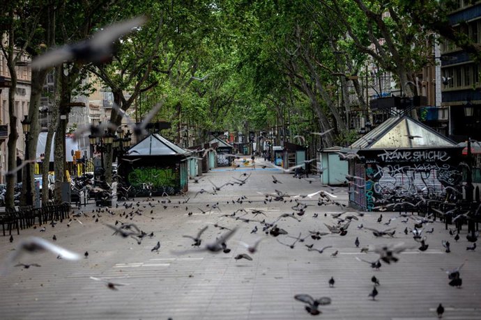 La Rambla de Barcelona amanece vacía un día marcado por la festividad de Sant Jordi, que a diferencia de otros años, este no se puede celebrar con normalidad debido a la crisis del Covid-19 y al confinamiento al que se ven sometidos los españoles desde 