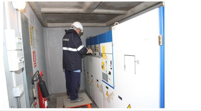Un empleado de Endesa realizando trabajos de mejora en la red de Menorca