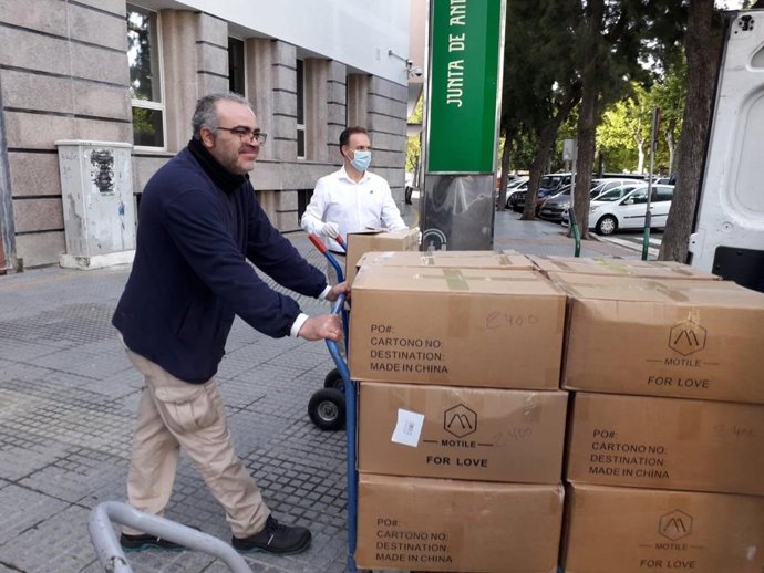 Entrega de mascarillas de Diputación de la Junta para personal del SAS