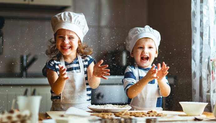 Cocinar con los niños es una actividad que divierte y además les enseña importantes valores.