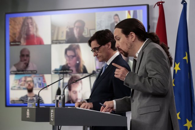 (I-D) El ministro de Sanidad, Salvador Illa; y el vicepresidente segundo y ministro de Derechos Sociales, Pablo Iglesias, durante una rueda de prensa.