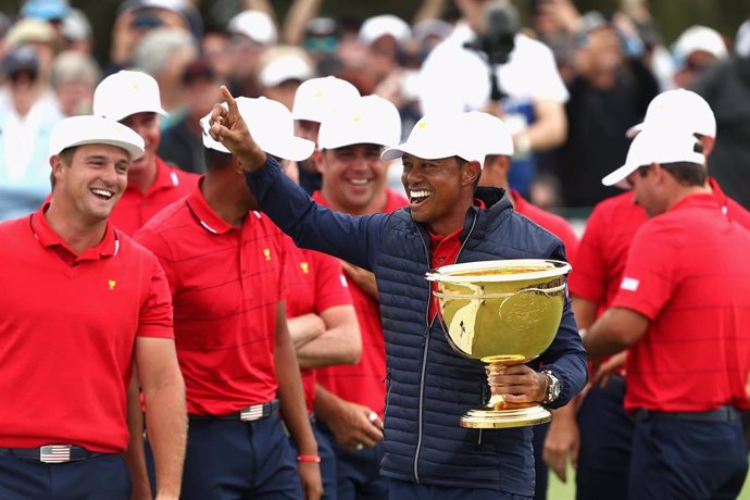 El golfista estadounidense Tiger Woods celebra el triunfo de los Estados Unidos en la Copa Presidente 2019