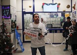 Imagen de archivo de una Administración de Lotería de Sevilla que vendió el sorteo de Navidad de 2019. 