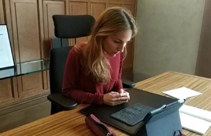 La alcaldesa accidental de Badalona, Ada Llauradó, en videconferencia con líderes de grupos municipales.