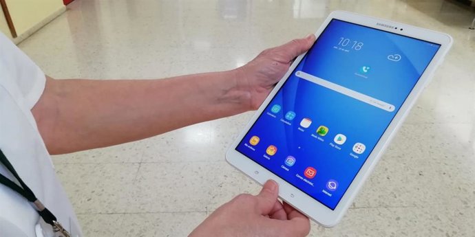 Tabletas donadas por Orange al Hospital de la Axarquía de Vélez-Málaga