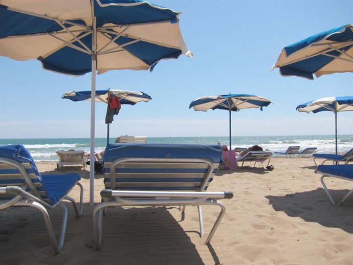 Imagen De Una Playa Con Tumbonas Y Sombrillas