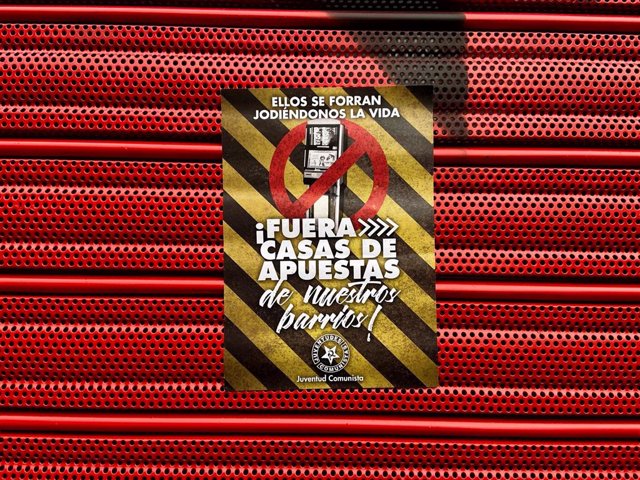 Un cartel que dice '¡Fuera las casas de apuesta de nuestros barrios!' en el de un local de apuestas de la Calle Bravo Murillo