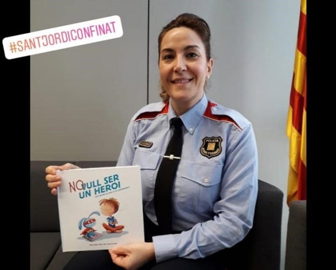 Una agente de los Mossos explica cuentos en directo a través de Instagram