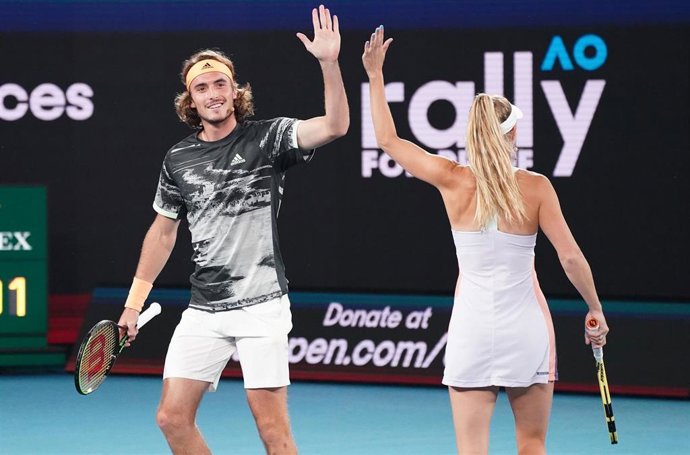 Tsitsipas choca con Wozniacky durante un evento previo benéfico del Abierto de Australia 2020