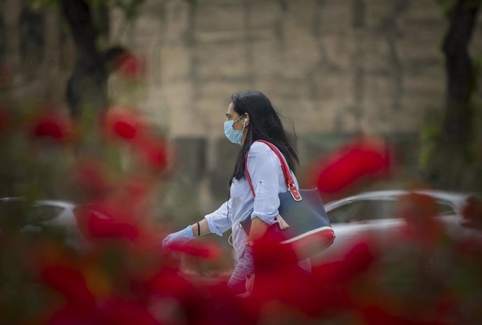 Una mujer protegida con mascarilla camina por el barrio de la Macarena durante el día 34 del estado de alarma en el país por la crisis del coronavirus. En Sevilla (Andalucía, España), a 17 de abril de 2020.