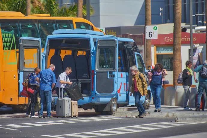 Varios turistas salen de un minibús al llegar al aeropuerto en la isla de Tenerife, en Adeje/Tenerife/Islas Canarias (España) a 5 de marzo de 2020